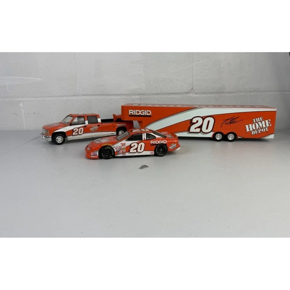 Action Brookfield Collectors Guild 1:24 Tony Stewart Crew Cab, Enclosed Trailer
